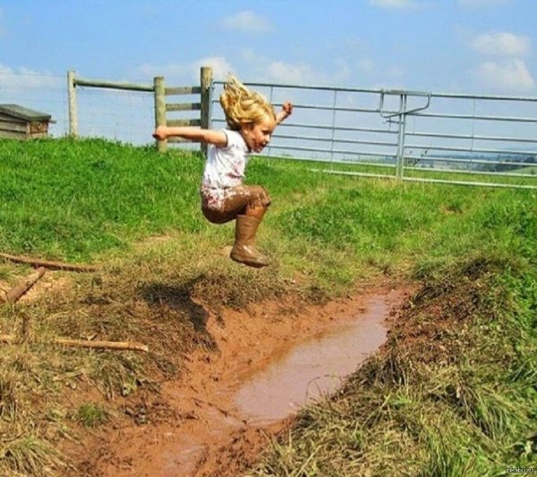 Дети в деревне летом в грязи