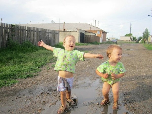 Смешные дети на улице