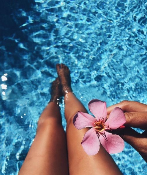 Фотосессия в бассейне с цветами