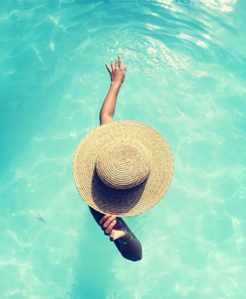 Шляпа на море