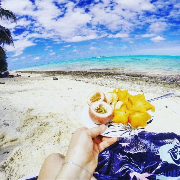 Девушка на пляже с едой