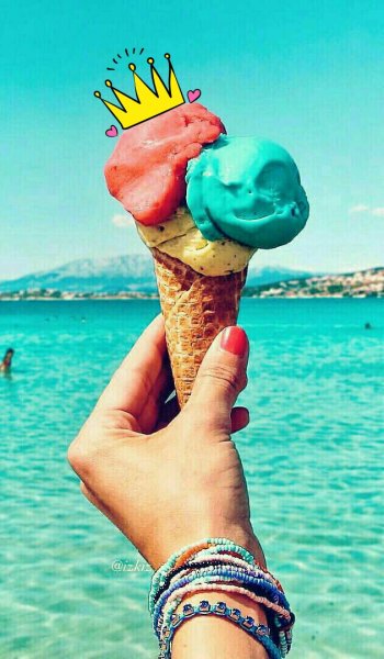 Стильные девушки на пляже