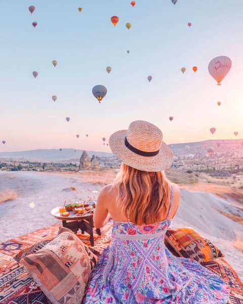 Фотосессия летом подруги с арбузом