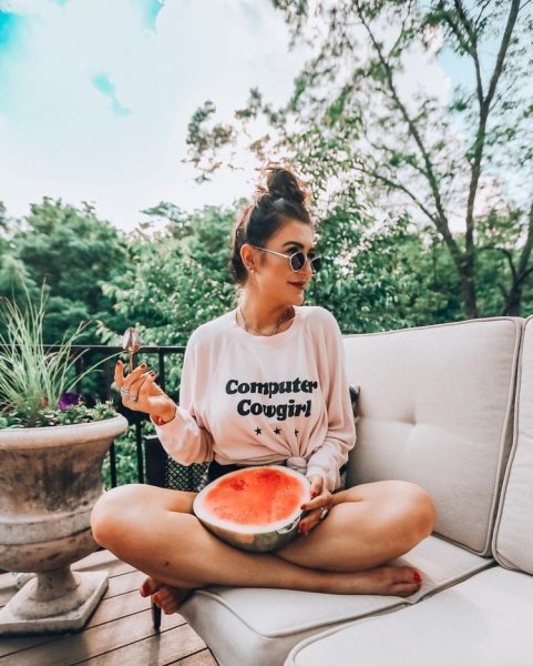 Ноги на фоне пальм