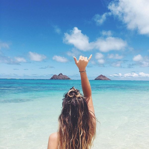 Счастливая девушка с цветами