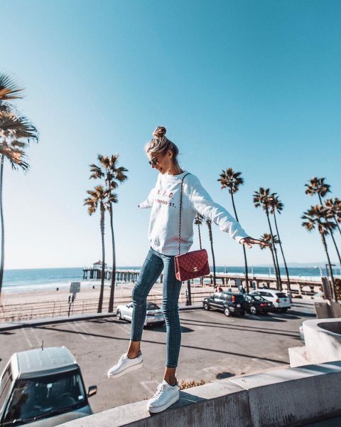 Море и тарелка фруктов