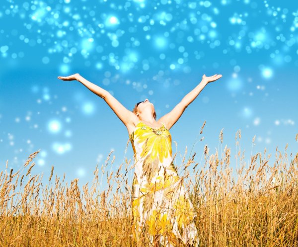 Девушка в цветочном поле