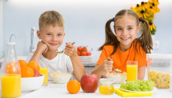 Ребенок завтракает