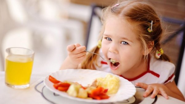 Ребенок ест