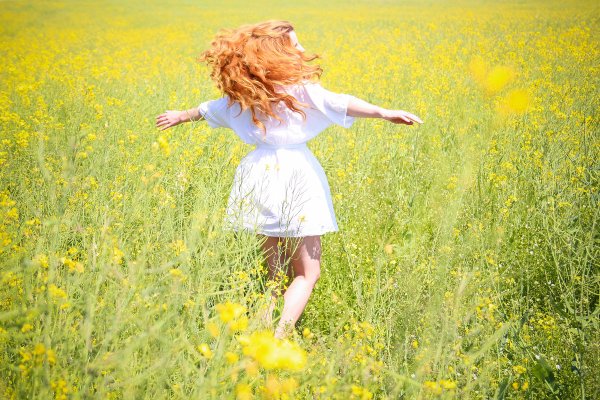 Ребенок в поле со спины