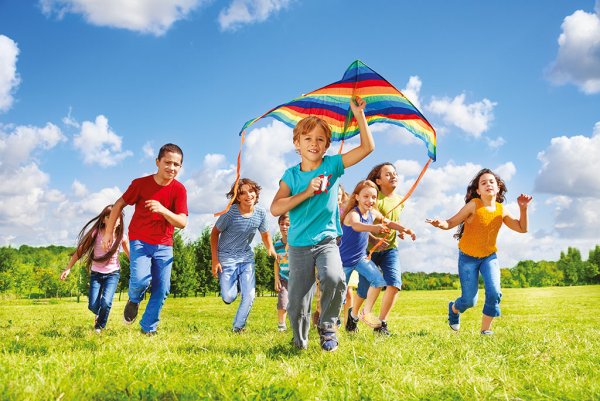 Дети играющие на природе