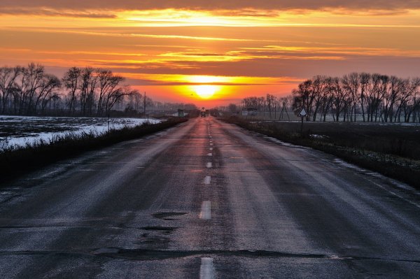 Рассвет зимой в дороге