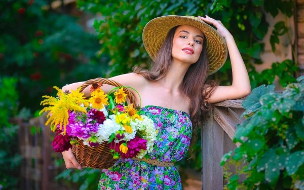 Женщина с полевыми цветами