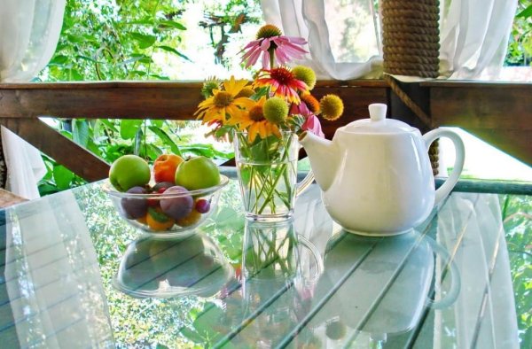 Чай в весеннем саду