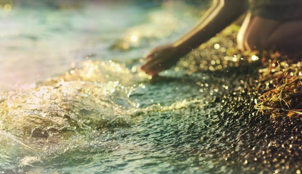Брызгаться водой