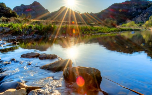 Солнечный пейзаж с водой
