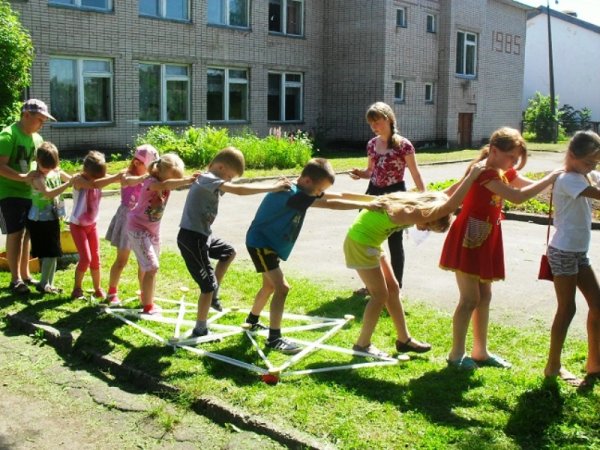 Дети в пришкольном лагере