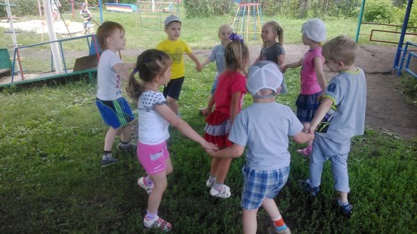 Детские рисунки игры во дворе