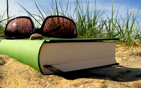 Солнечные очки на траве