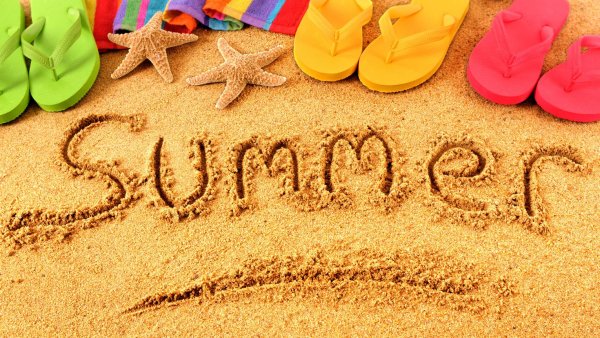 Дети бегут в море