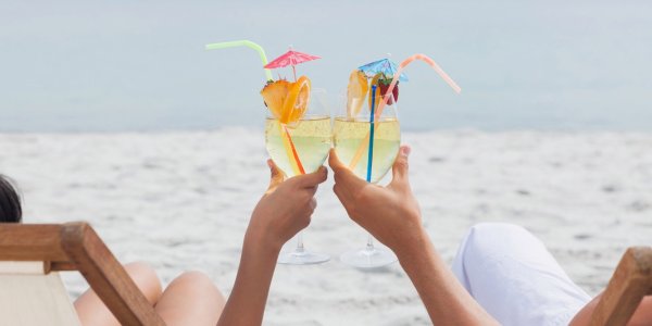 Девушка с коктейлем на пляже