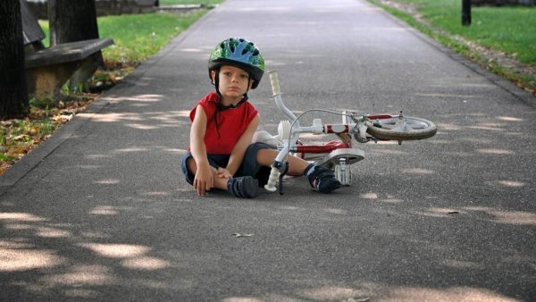 Мальчик упал с велосипеда