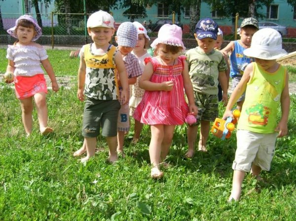 Дети на прогулке в детском саду