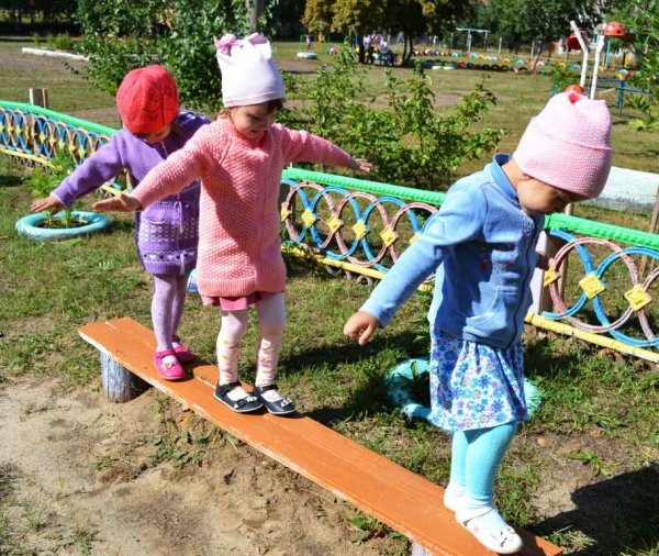 Дошкольники на прогулке