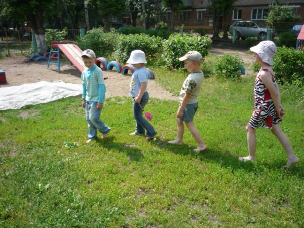 Дети на прогулке в детском саду
