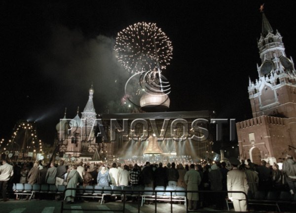 Манежная площадь салют