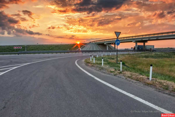 Дорога море сбоку