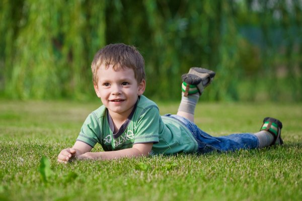 Мальчик летом