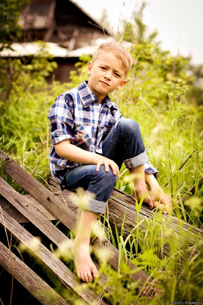 Дети на берегу озера