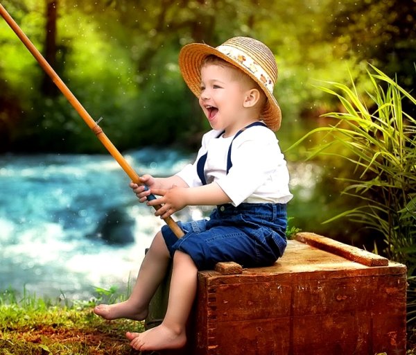 На природе девочки и мальчики