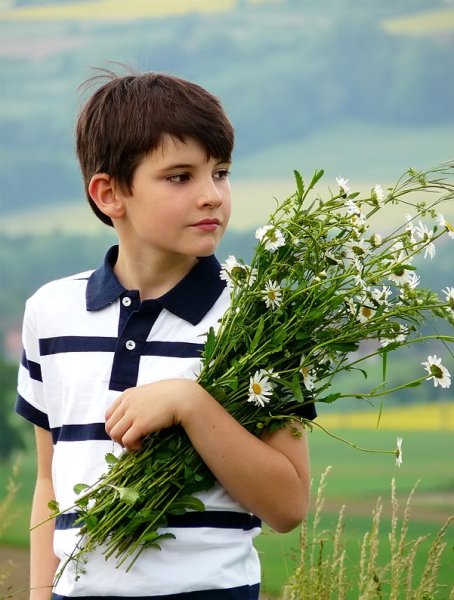 Мальчик на берегу реки
