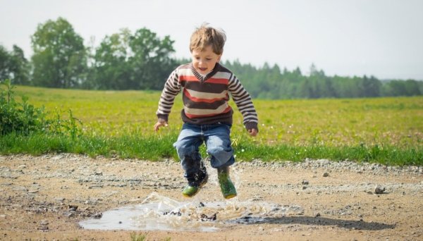 Мальчик на качелях