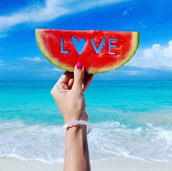Арбуз на пляже