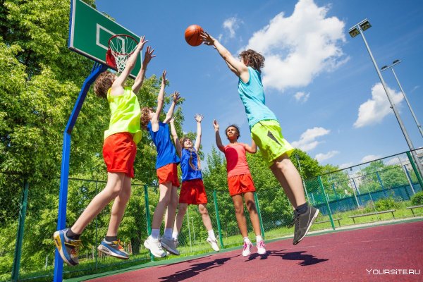 Дети занимаются спортом в парке