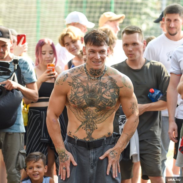 Турнике певец