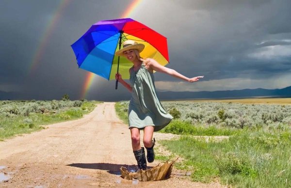 Счастливая девушка в поле