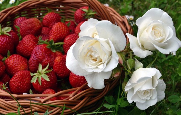 Корзина с ягодами и цветами