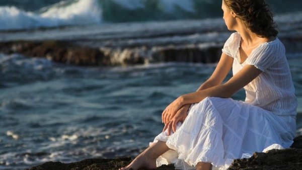 Одинокая девушка под дождем