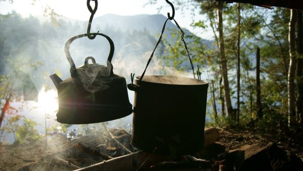 Чай в котелке на костре
