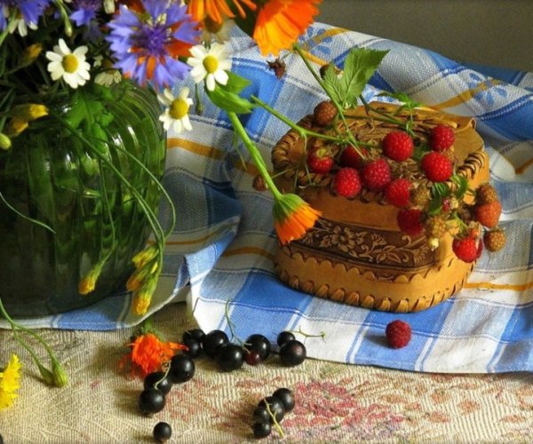 Летнее красивое цветочно-Ягодное