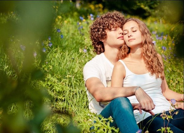 Влюбленные на природе