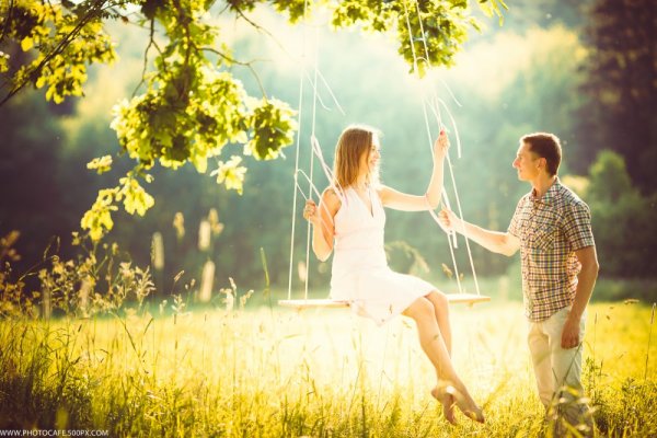 Влюбленные на качелях
