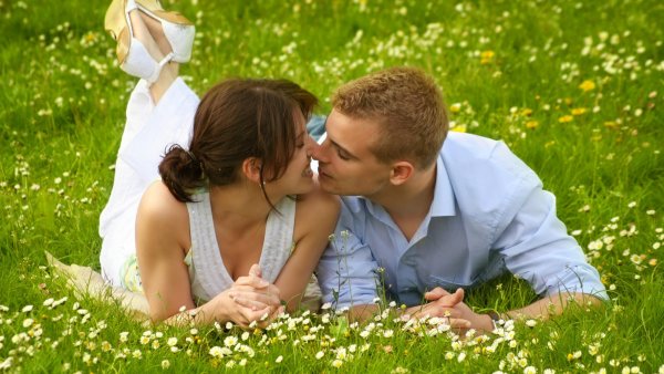 Мужчина и женщина летом