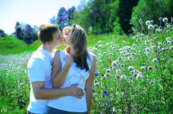 Влюбленные на лугу