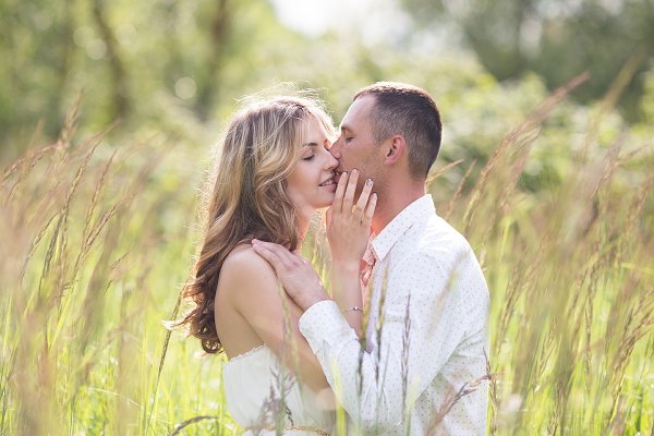 Влюбленные пары на природе