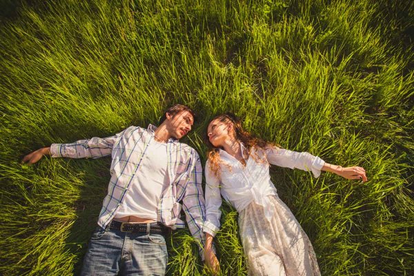 Влюбленные лежат на траве